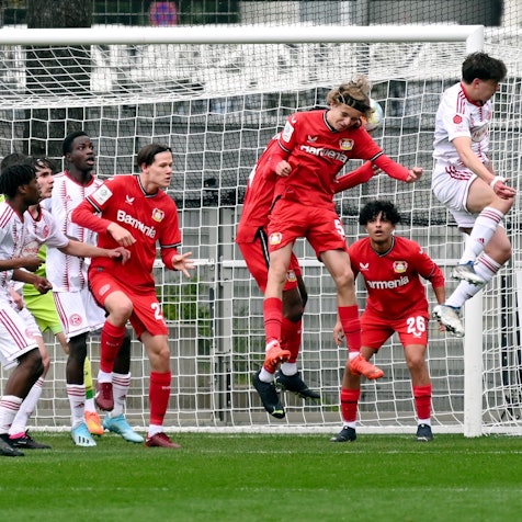 16.04.2023, Fussball-U17-Bayer 04-Düsseldorf
mitte: Artem Stepanov (Bayer)
2.v.rechts: Ferdinand Pohl (Bayer)
Foto: Uli Herhaus