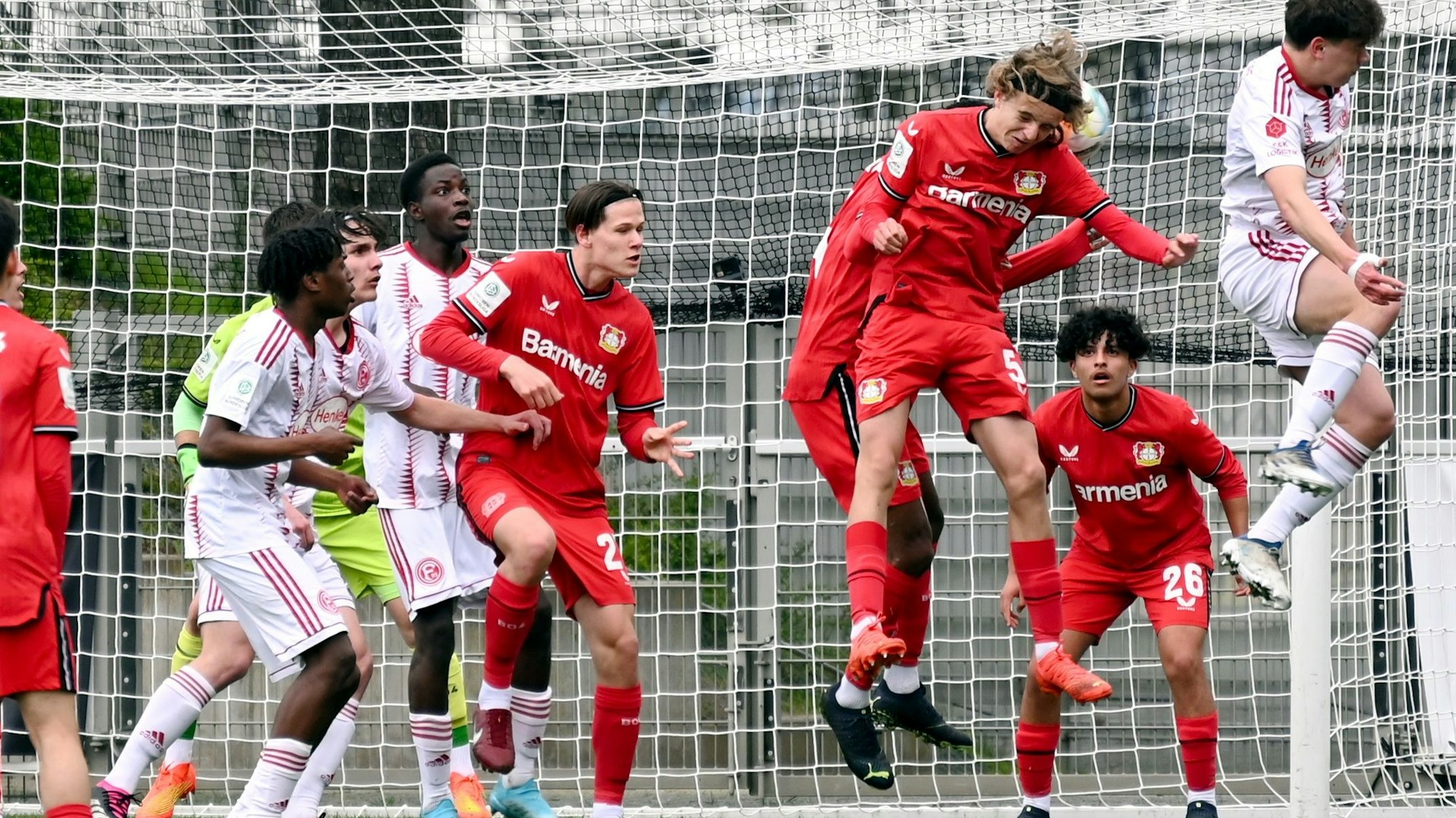 16.04.2023, Fussball-U17-Bayer 04-Düsseldorf
mitte: Artem Stepanov (Bayer)
2.v.rechts: Ferdinand Pohl (Bayer)
Foto: Uli Herhaus