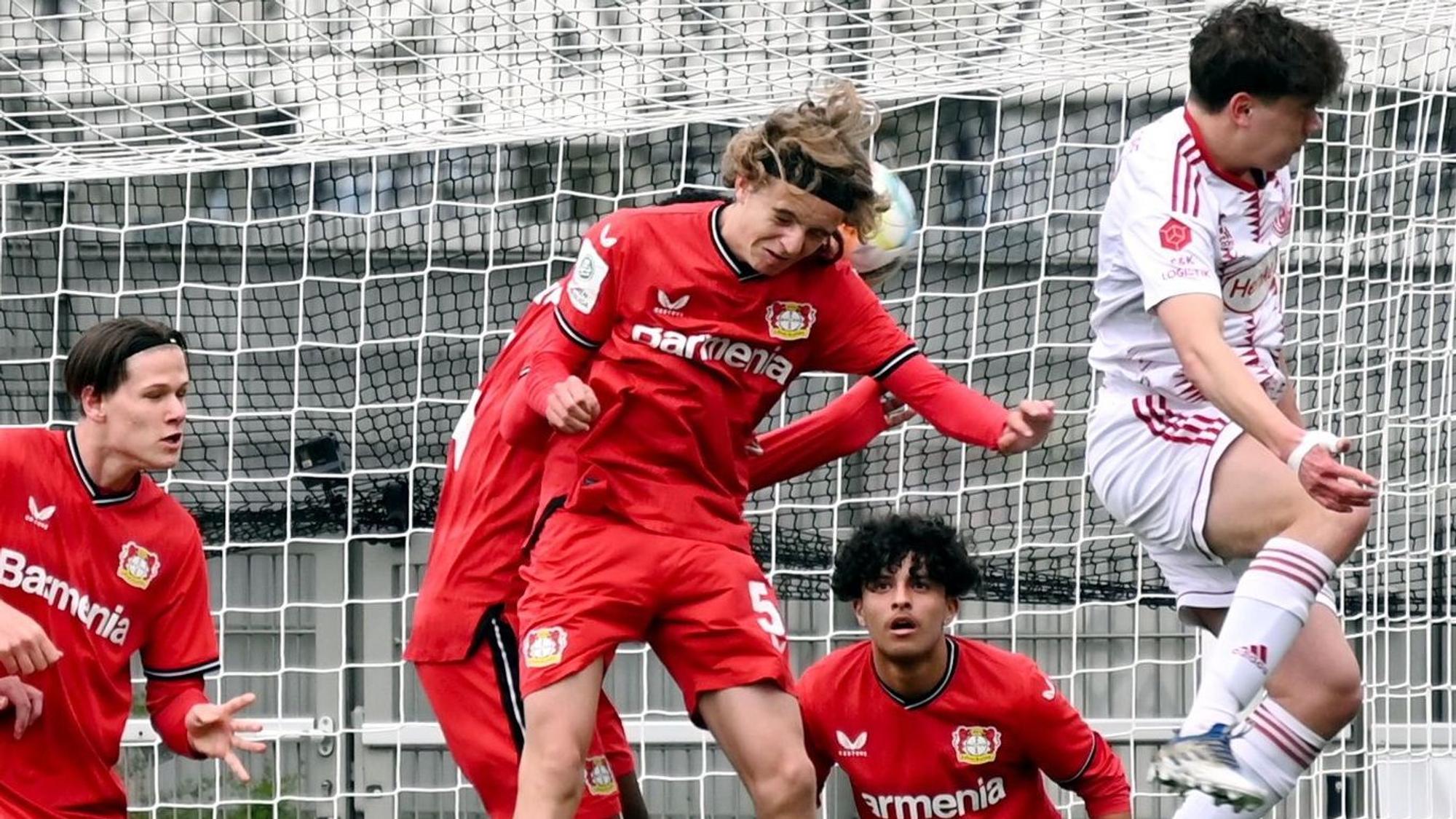 16.04.2023, Fussball-U17-Bayer 04-Düsseldorf
mitte: Artem Stepanov (Bayer)
2.v.rechts: Ferdinand Pohl (Bayer)
Foto: Uli Herhaus