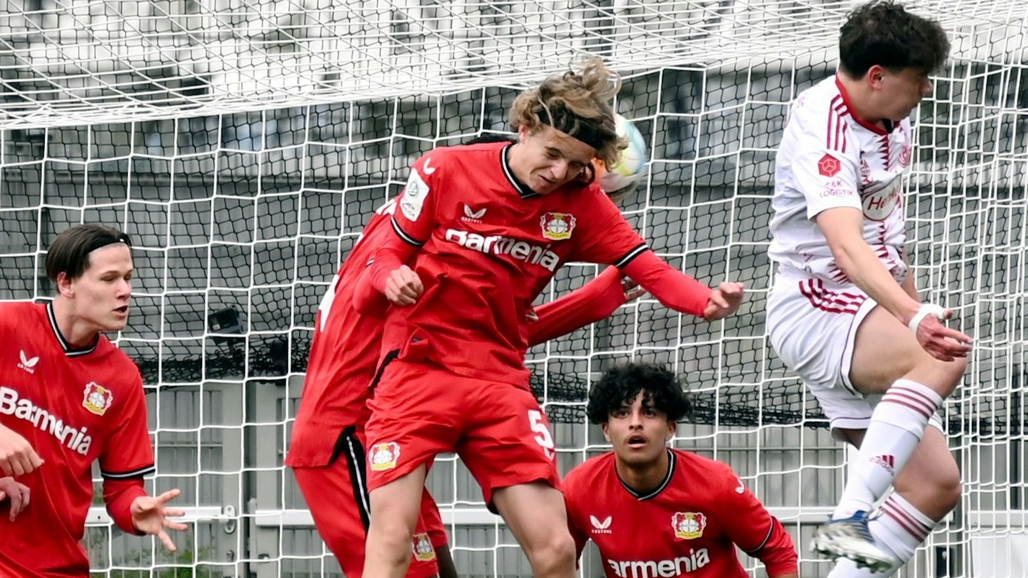 16.04.2023, Fussball-U17-Bayer 04-Düsseldorf
mitte: Artem Stepanov (Bayer)
2.v.rechts: Ferdinand Pohl (Bayer)
Foto: Uli Herhaus