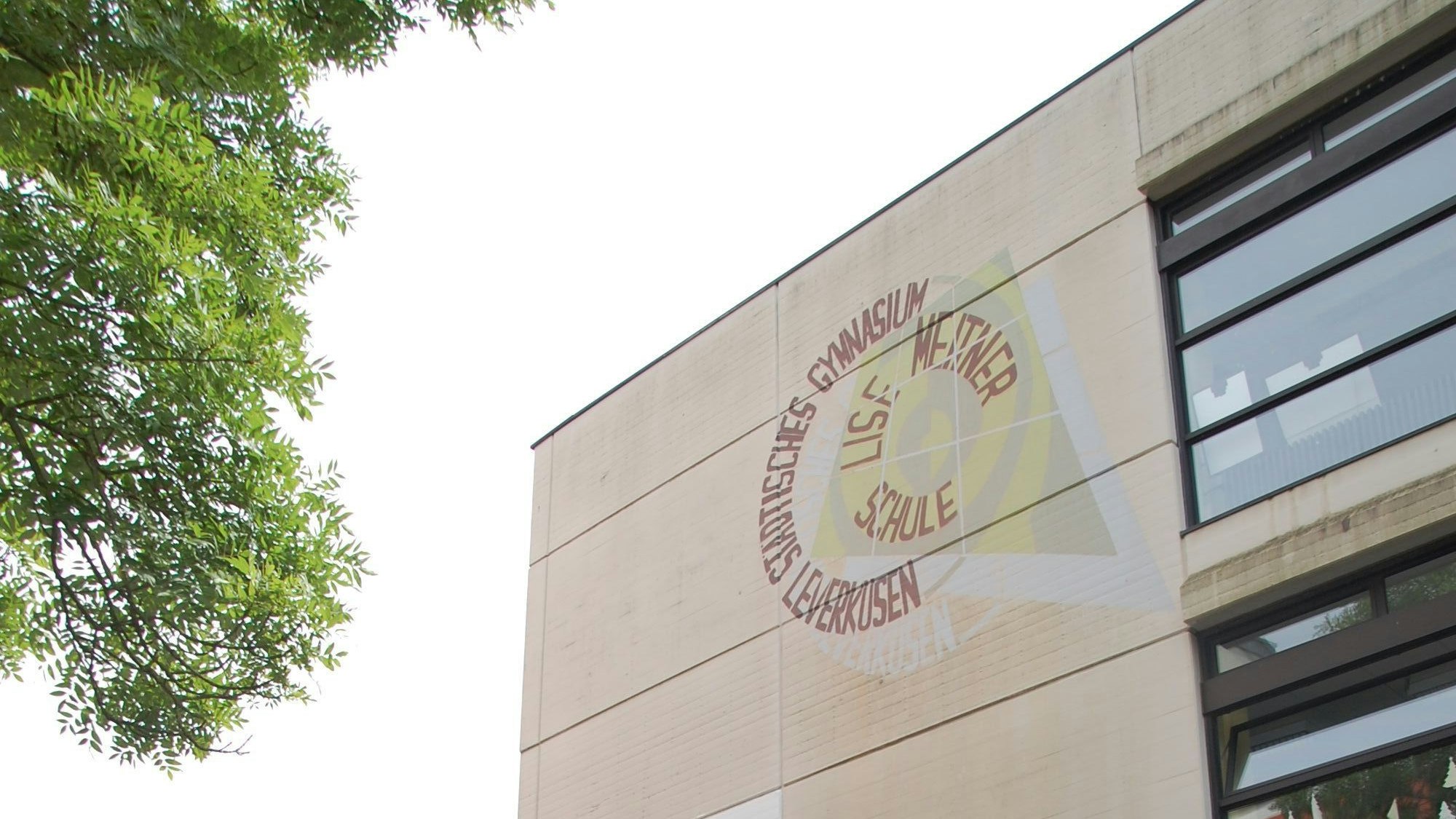 Der Schriftzug des Gymnasiums ziert die Fassade.
