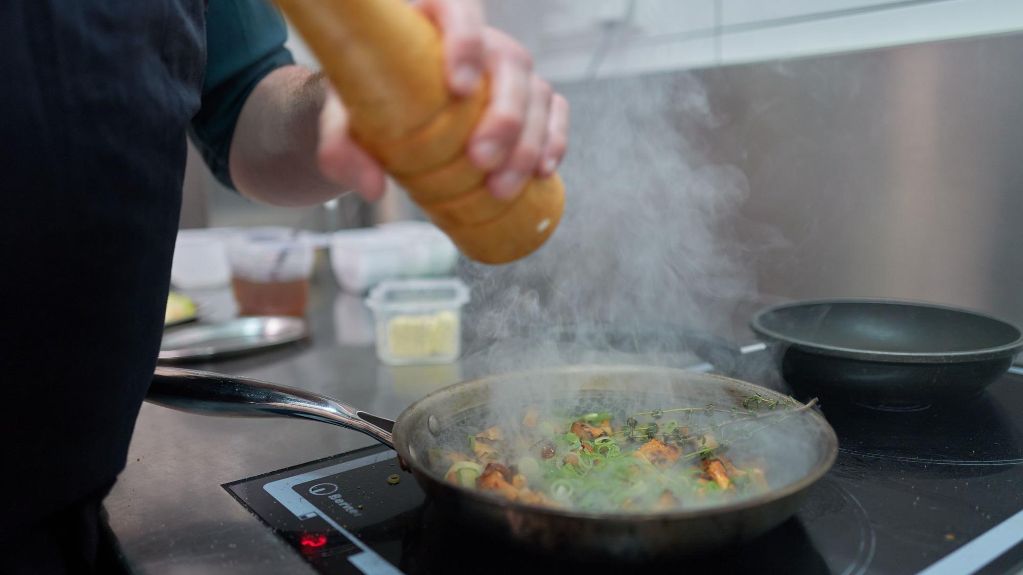 Die Pfifferlinge werden kurz und heiß angebraten. Anschließen kommen Frühlingszwiebeln und Gewürze hinzu.