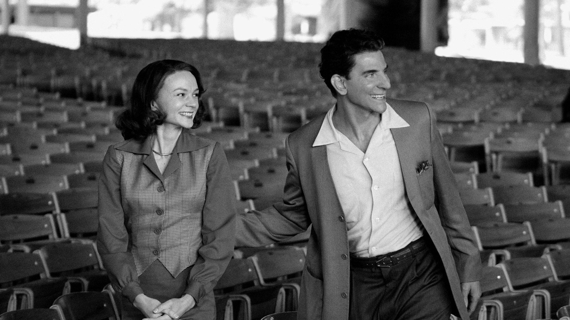 Carey Mulligan als Felicia Montealegre und Bradley Cooper als Leonard Bernstein in einer Szene aus „Maestro“ (undatiert). Um dem Komponisten möglichst ähnlich auszusehen, half Cooper bei der Nase nach.
