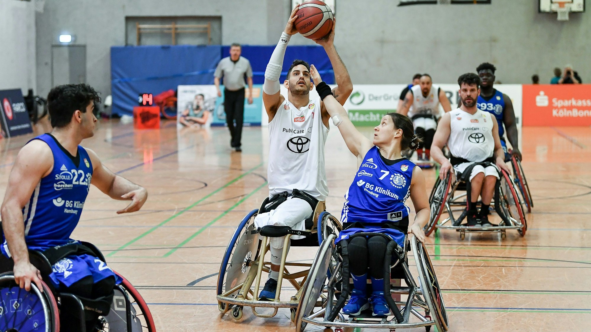 Rollstuhlbasketball-Spieler auf dem Spielfeld.