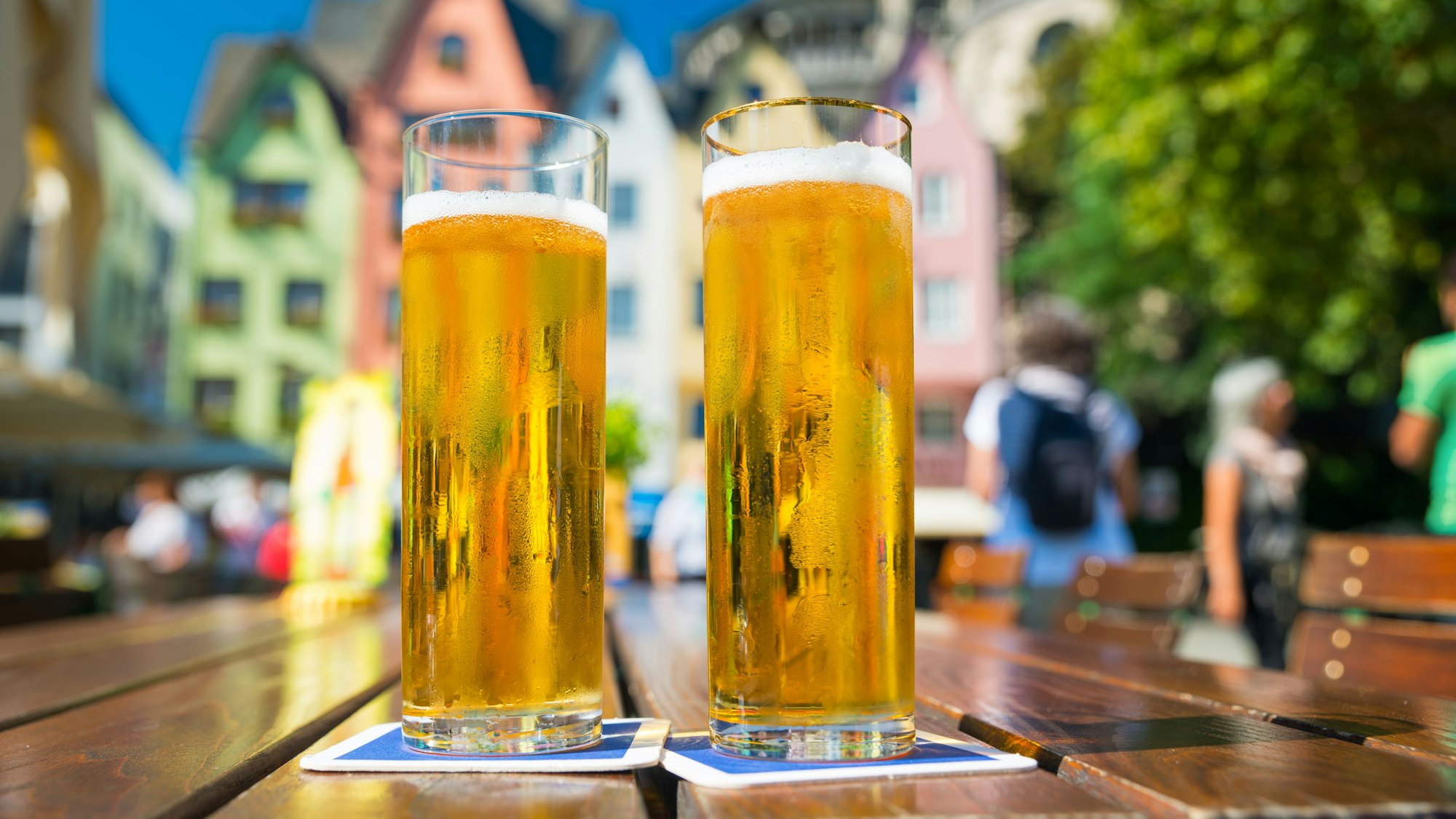Zwei Gläser gefüllt mit Kölsch.