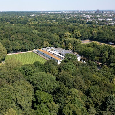 Das Luftbild zeigt das Geißbockheim von oben.