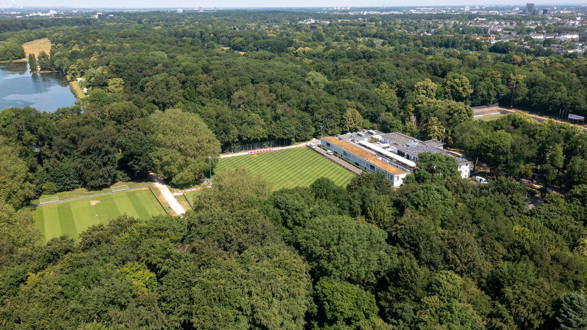 Das Luftbild zeigt das Geißbockheim von oben.