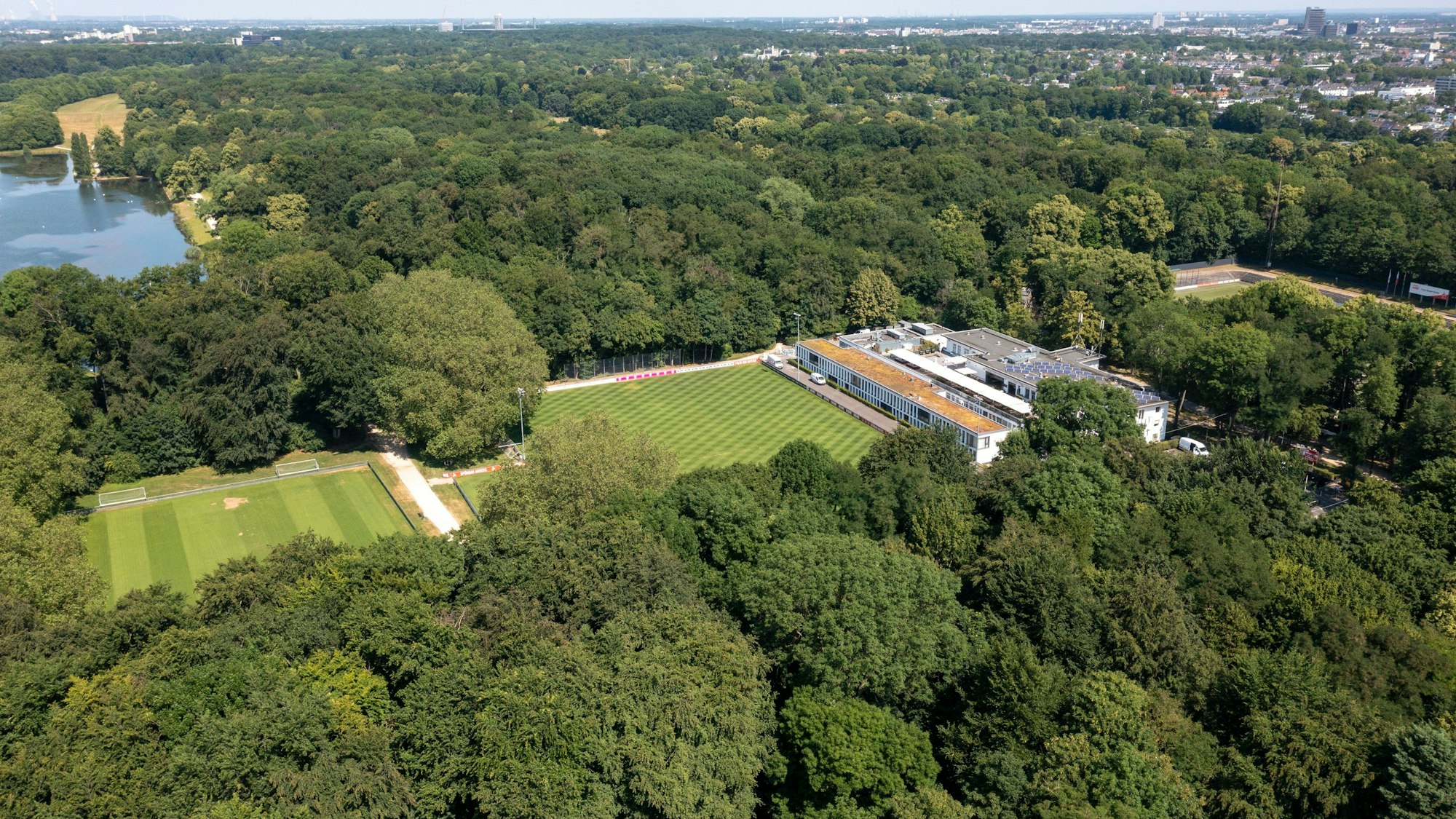 Das Luftbild zeigt das Geißbockheim von oben.