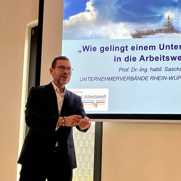 Sascha Stowasser, Chef des Instituts für Angewandte Arbeitswissenschaft, steht vor einer Folie.