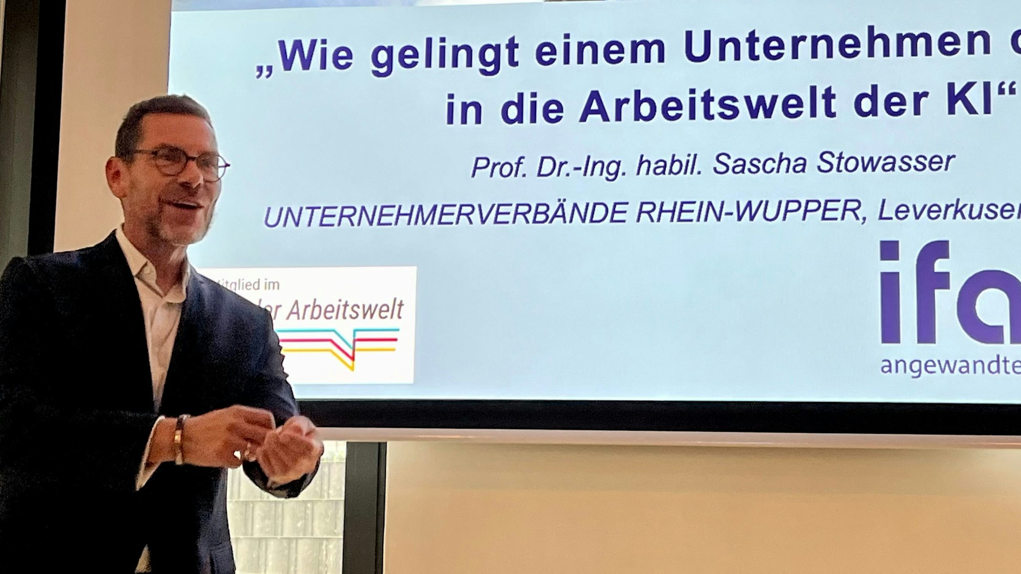 Sascha Stowasser, Chef des Instituts für Angewandte Arbeitswissenschaft, steht vor einer Folie.