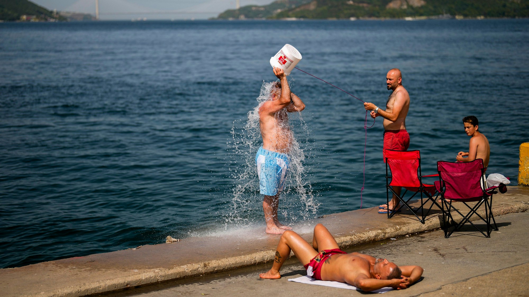 Menschen kühlen sich in Istanbul mit Wasser des Bosporus ab. Am Mittwoch wurde in der Türkei ein neuer Temperaturrekord aufgestellt – und die Trinkwasserreserven werden knapp. (Archivbild)