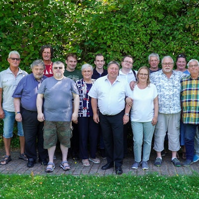 Die Frauen und Männer, die sich im Festausschuss engagieren, stehen Schulter an Schulter.