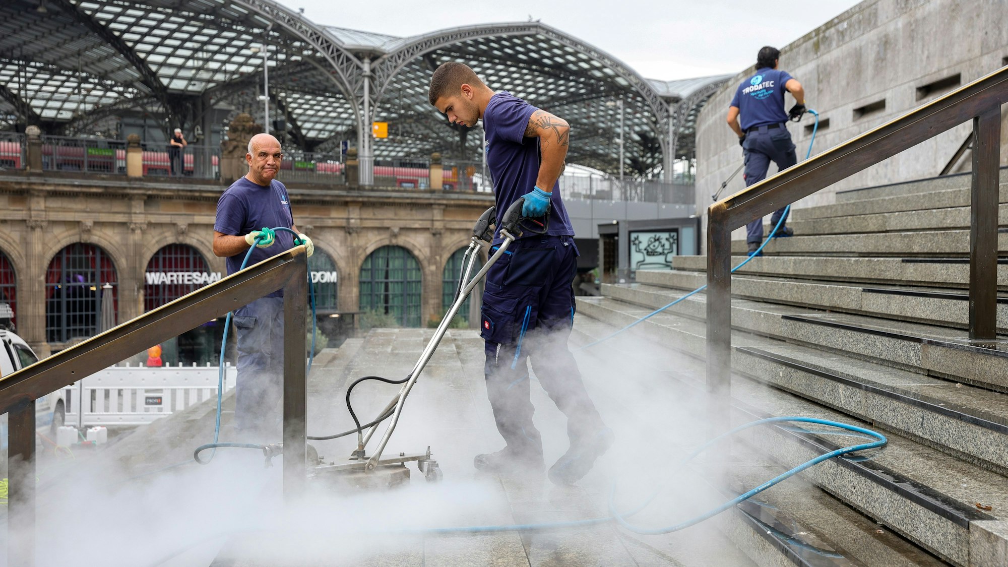 Die Domtreppe wird von der Firma Trodatec aufwendig gereinigt.