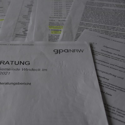 Unterlagen liegen auf einem Tisch.