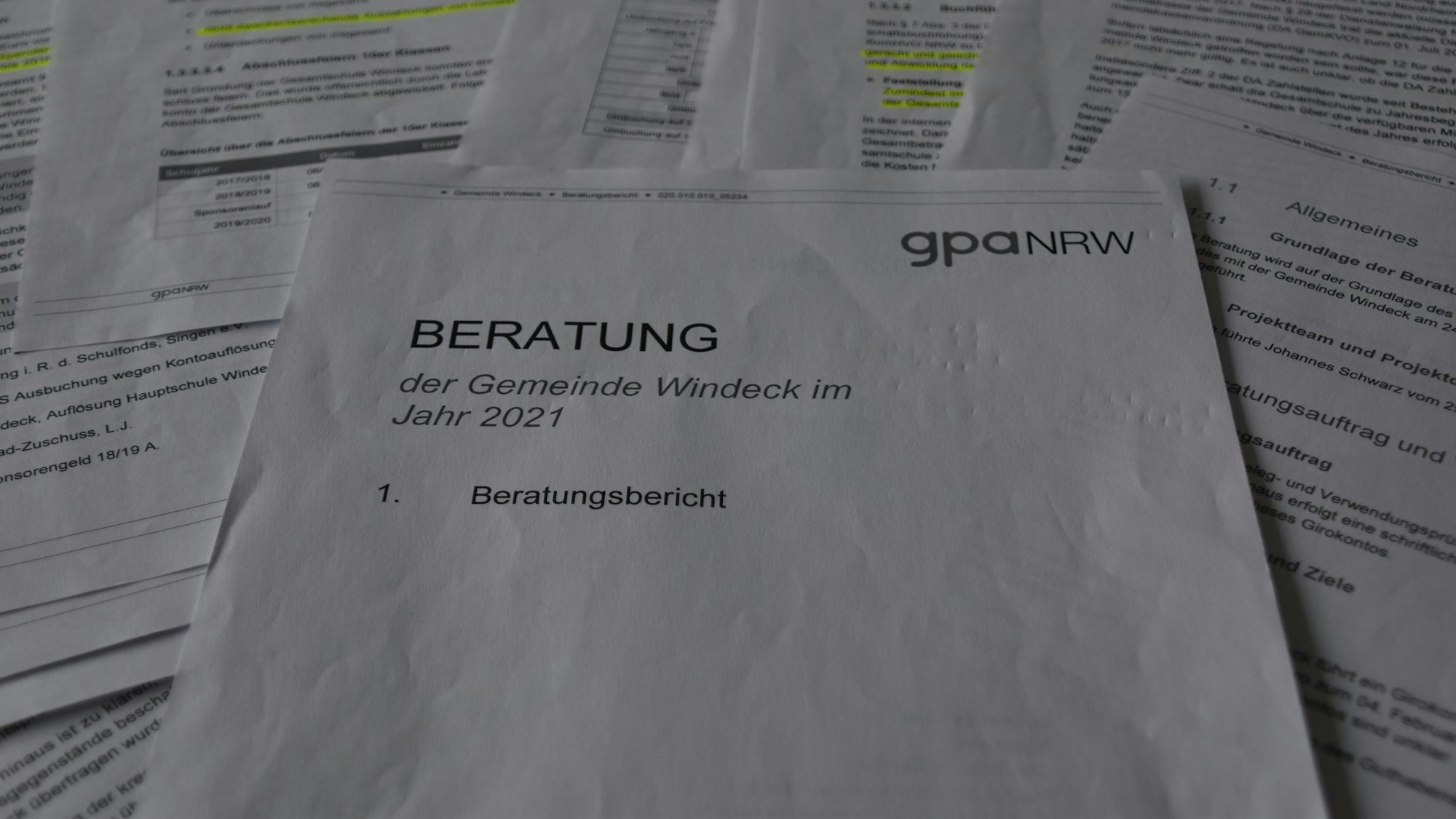 Unterlagen liegen auf einem Tisch.