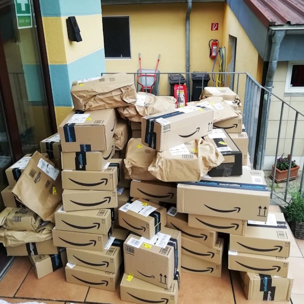 Ein großer Haufen Amazon-Pakete liegt vor der Tür des Tierheims Dellbrück.