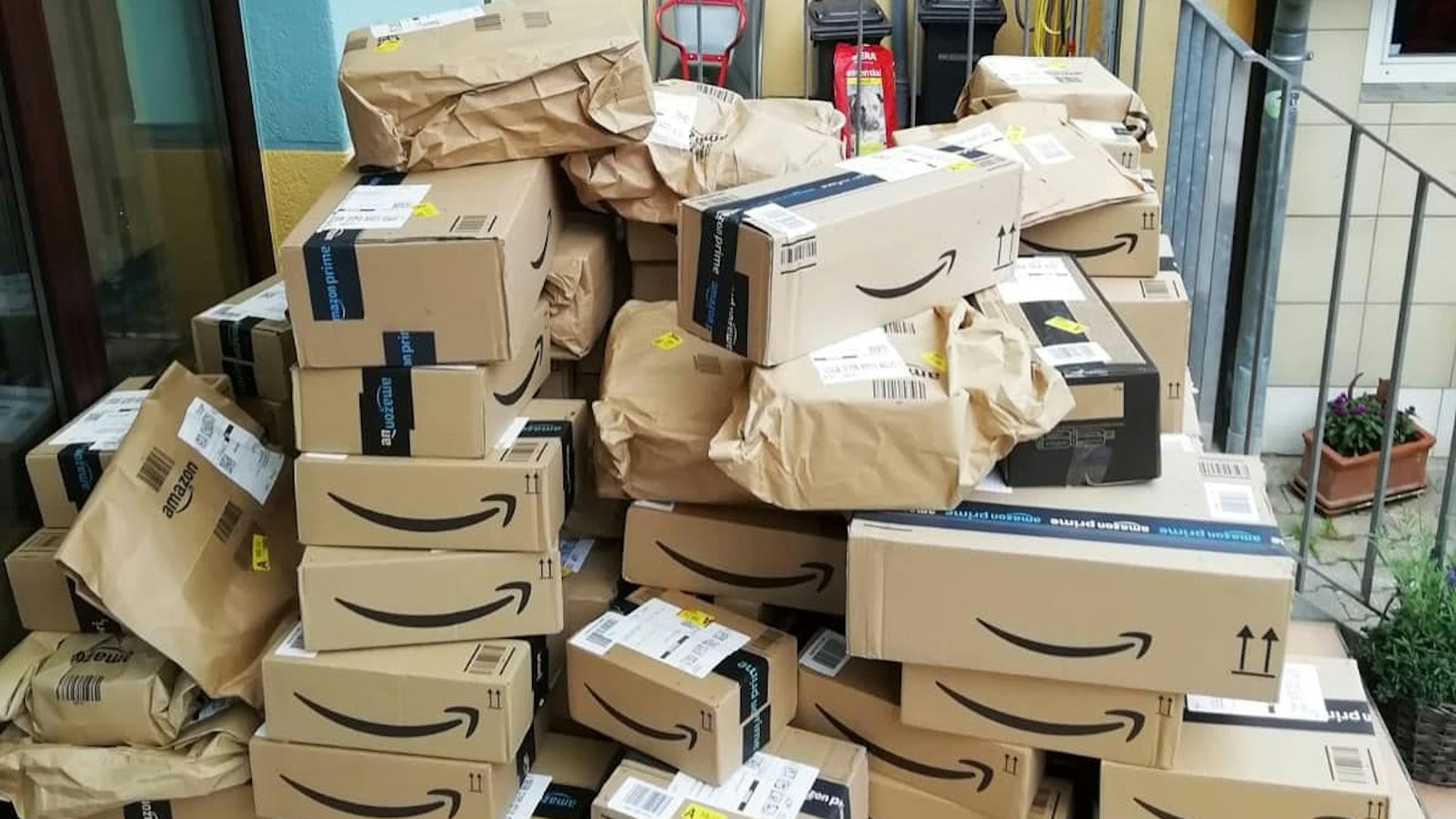 Ein großer Haufen Amazon-Pakete liegt vor der Tür des Tierheims Dellbrück.