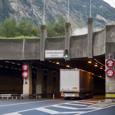Der Gotthard-Tunnel in der Schweiz wird nach einem Unfall für den Personenverkehr noch monatelang geschlossen bleiben.