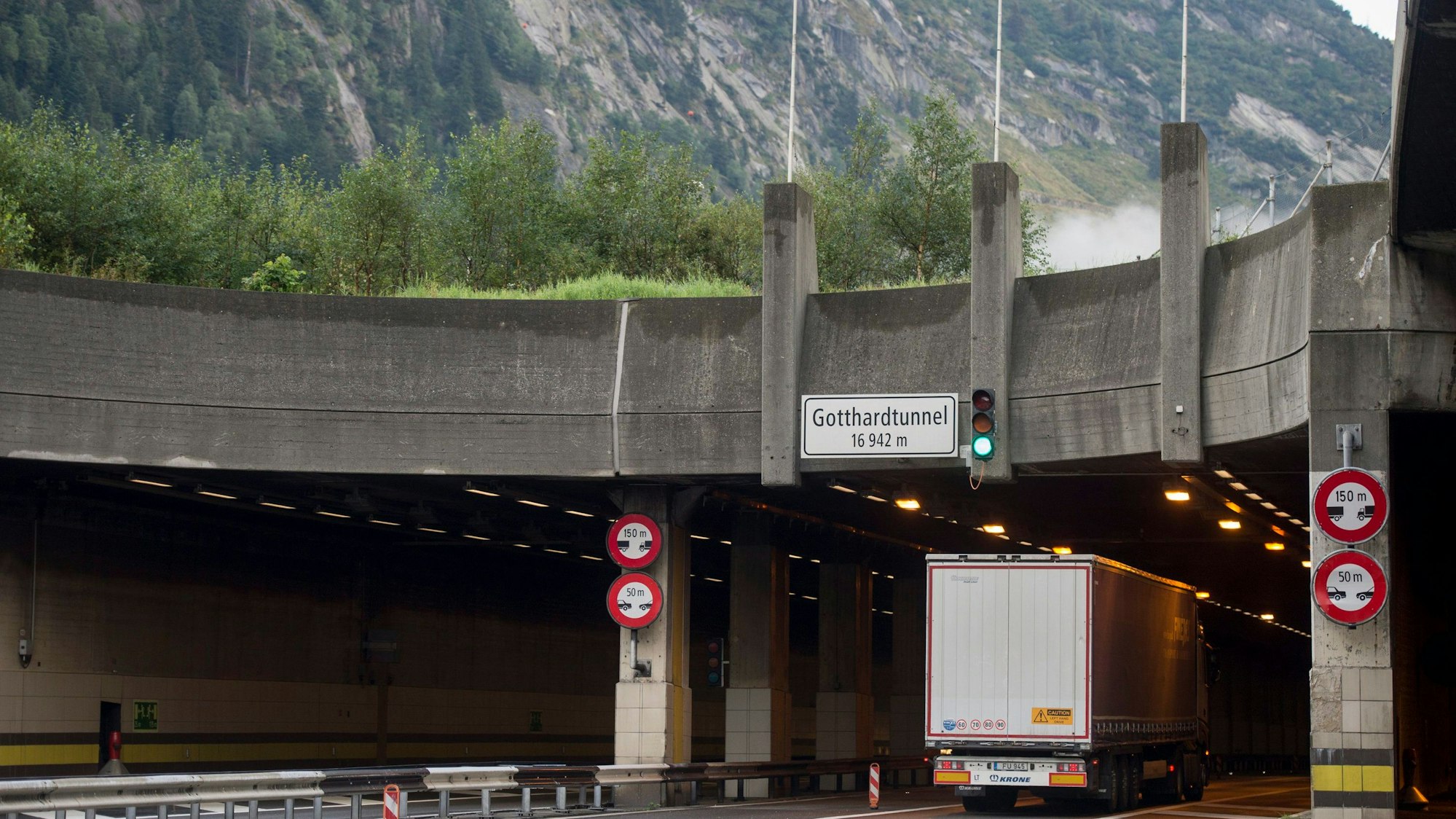 Der Gotthard-Tunnel in der Schweiz wird nach einem Unfall für den Personenverkehr noch monatelang geschlossen bleiben.