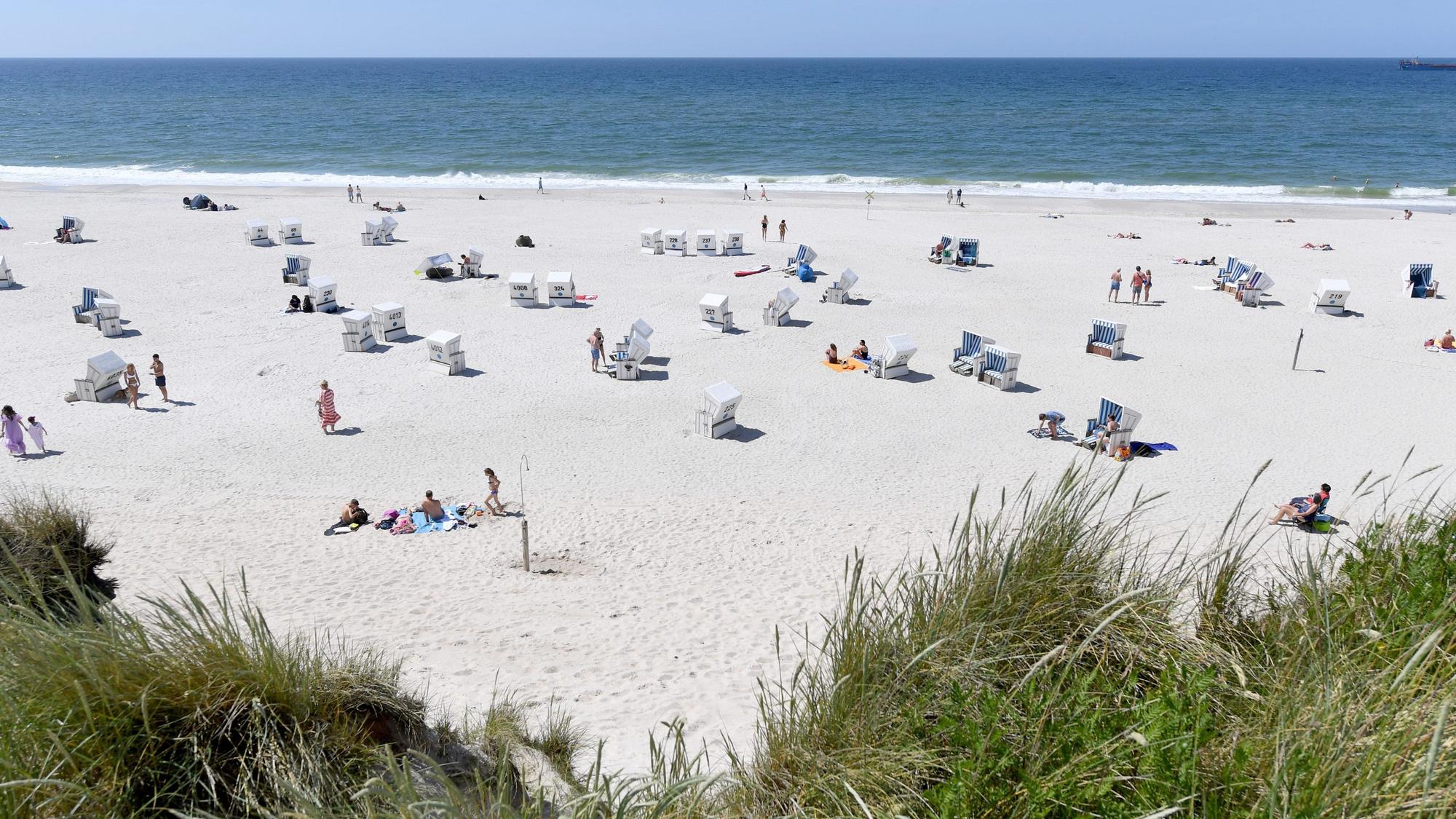 Sylt: Strandkörbe stehen am Strand von Kampen. In Westerland ist ein älterer Mann bei einem Badeunfall ums Leben gekommen.