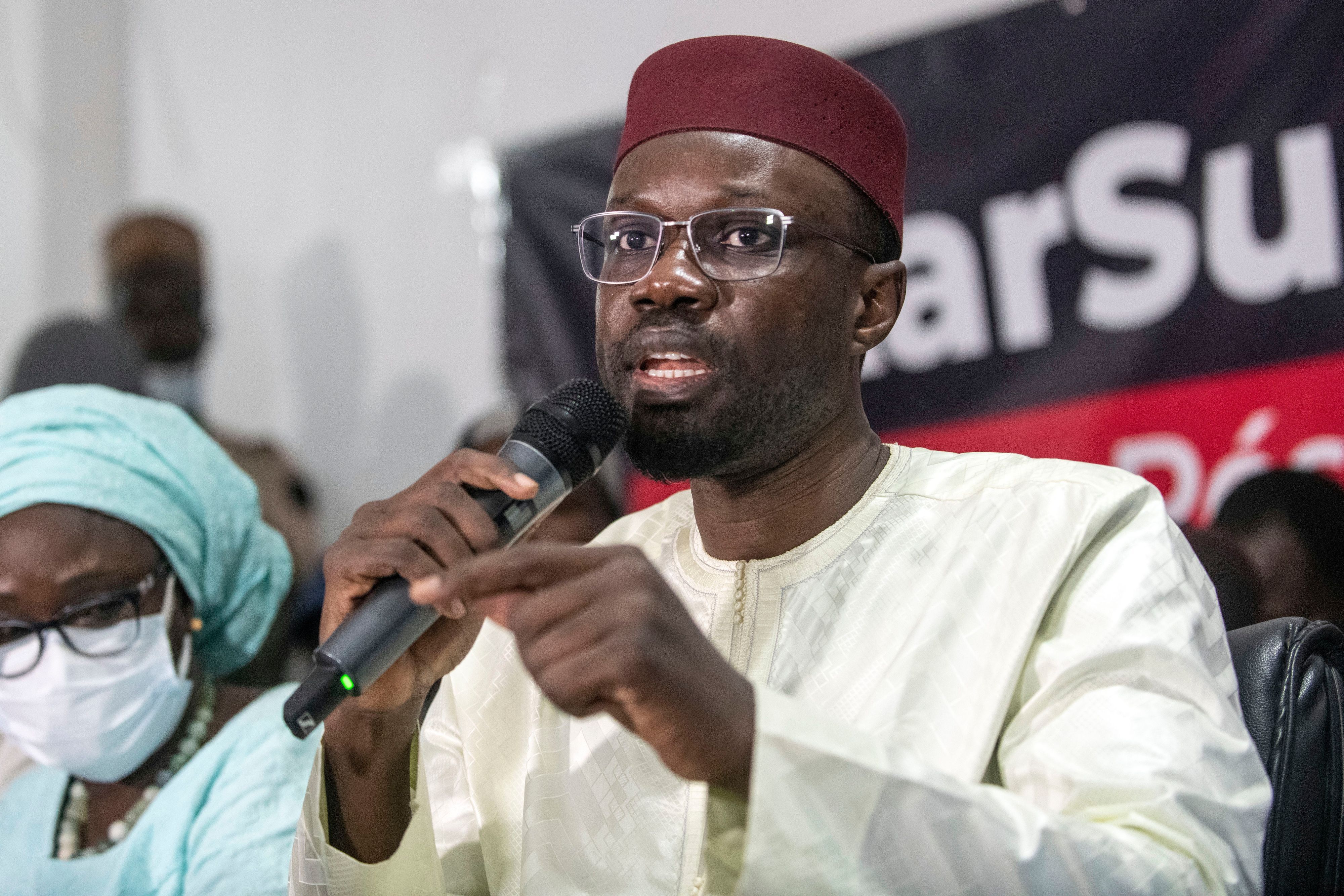 Ousmane Sonko, Oppositioneller aus dem Senegal, spricht nach seiner Entlassung aus dem Polizeigewahrsam. Senegals Innenministerium hat die Partei des führenden Oppositionspolitikers und Präsidentschaftskandidaten Ousmane Sonko mit sofortiger Wirkung aufgelöst.