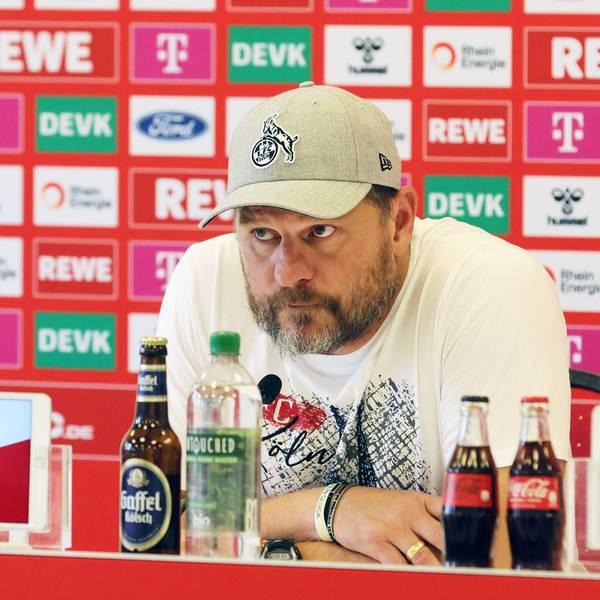FC-Trainer Steffen Baumgart informiert auf der Pressekonferenz vor dem Spiel in Dortmund.