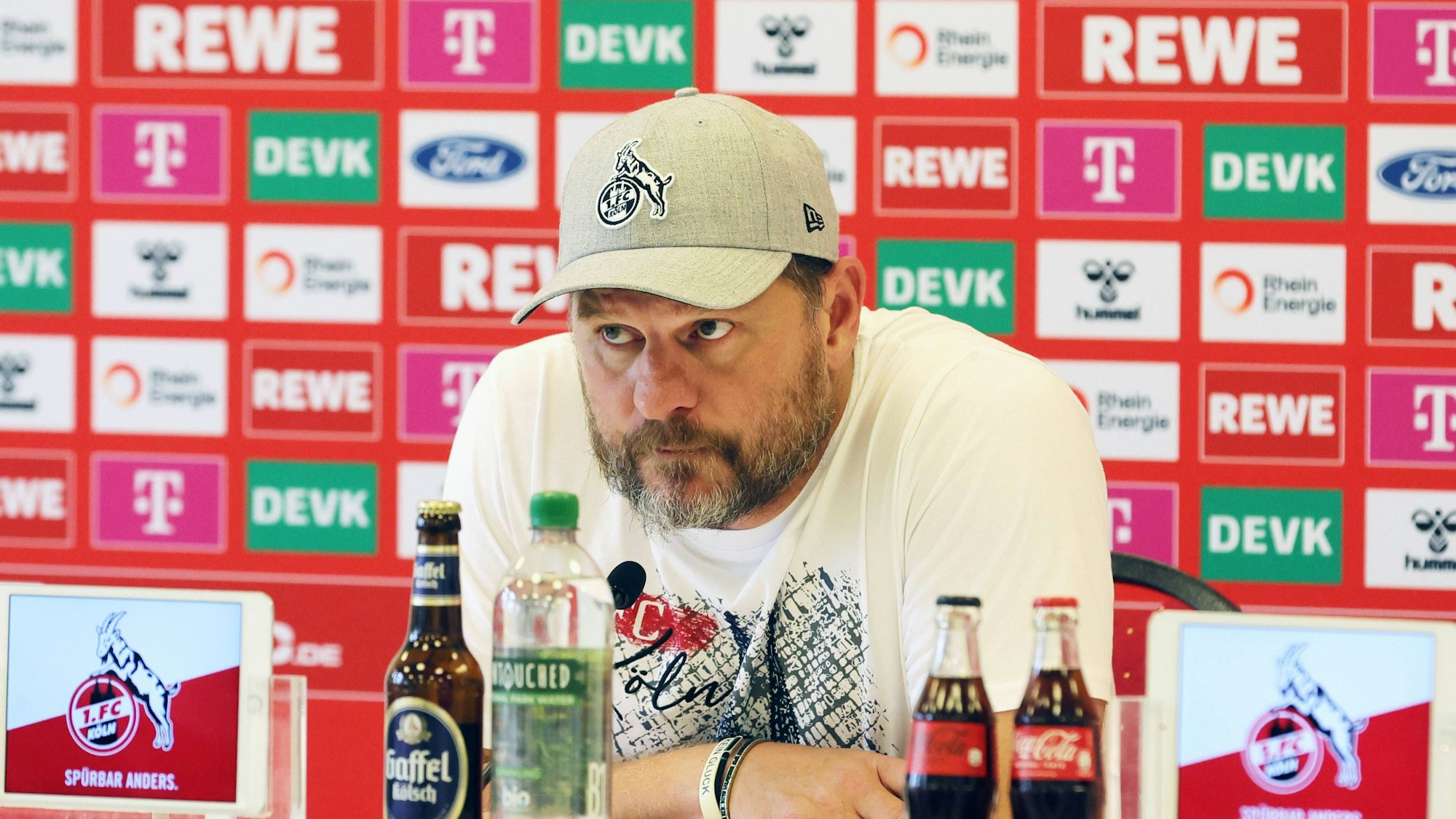 Steffen Baumgart auf einer Pressekonferenz des 1. FC Köln.