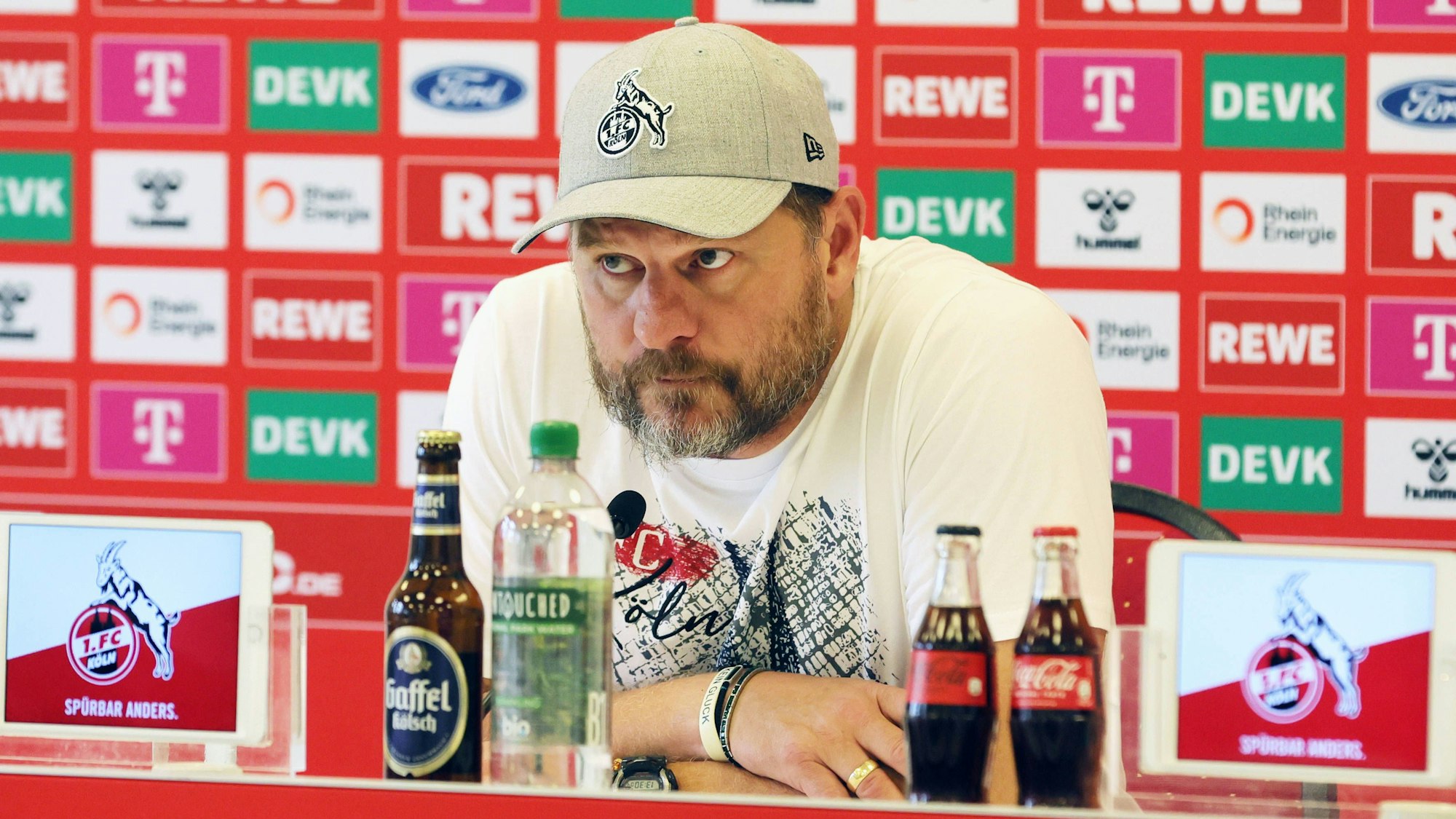 FC-Trainer Steffen Baumgart informiert auf der Pressekonferenz vor dem Spiel in Dortmund.
