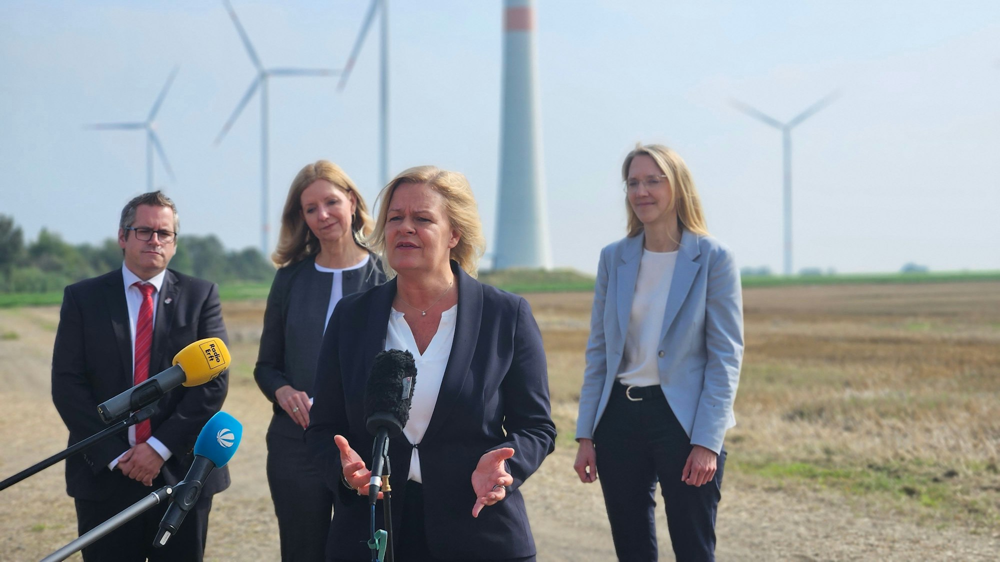 Bundesinnenministerin Nancy Faeser (vorn) besuchte 2023 den Windpark Königshoven und tauschte sich mit Bedburgs Bürgermeister Sascha Solbach sowie Katja van Doren und Katja Wünschel von RWE (im Hintergrund von links) aus.