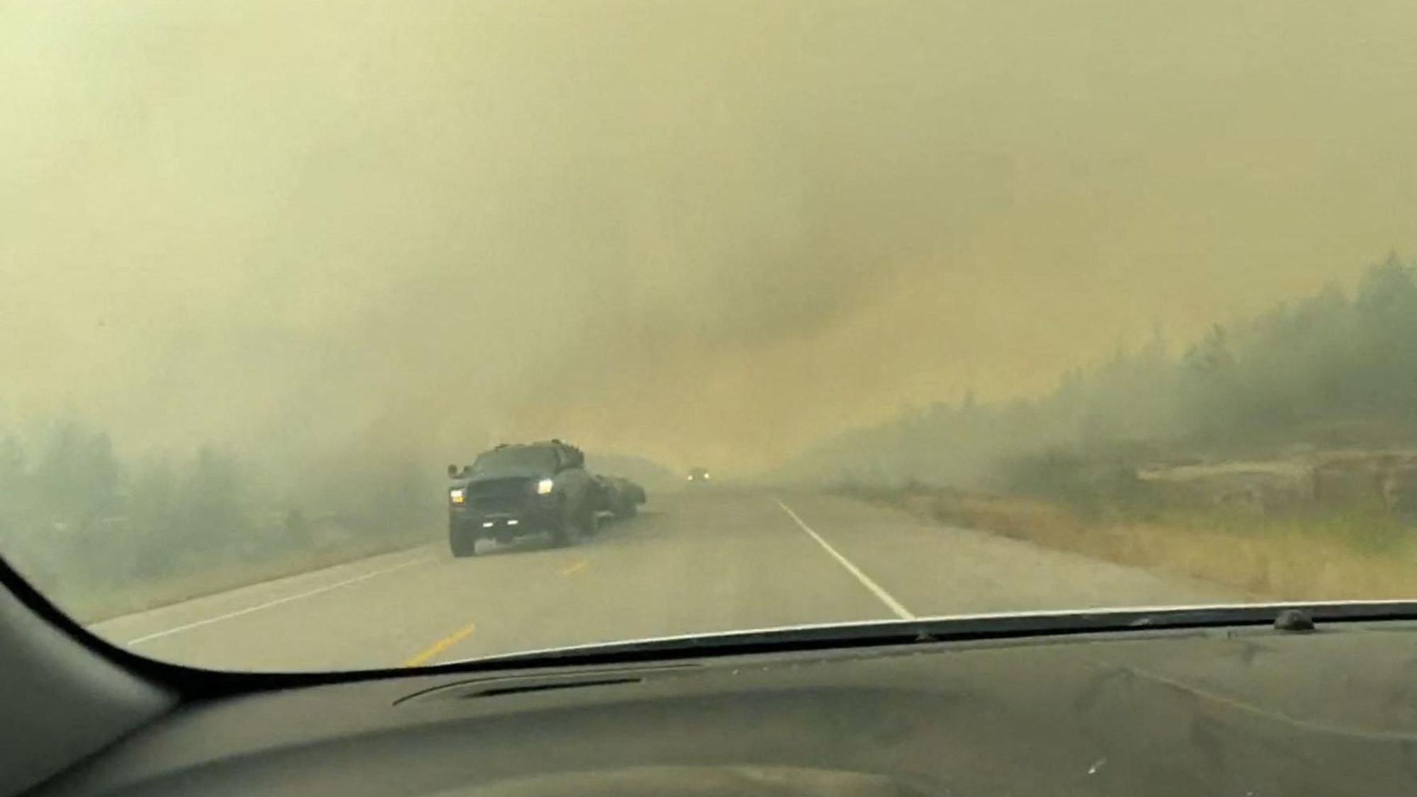 Dieser Screenshot aus einem von Jordan Straker zur Verfügung gestellten Video zeigt Fahrzeuge, die auf der Autobahn fahren, während Menschen aus Yellowkife, Nordwest-Territorien, Kanada, am 16. August 2023 evakuiert werden.