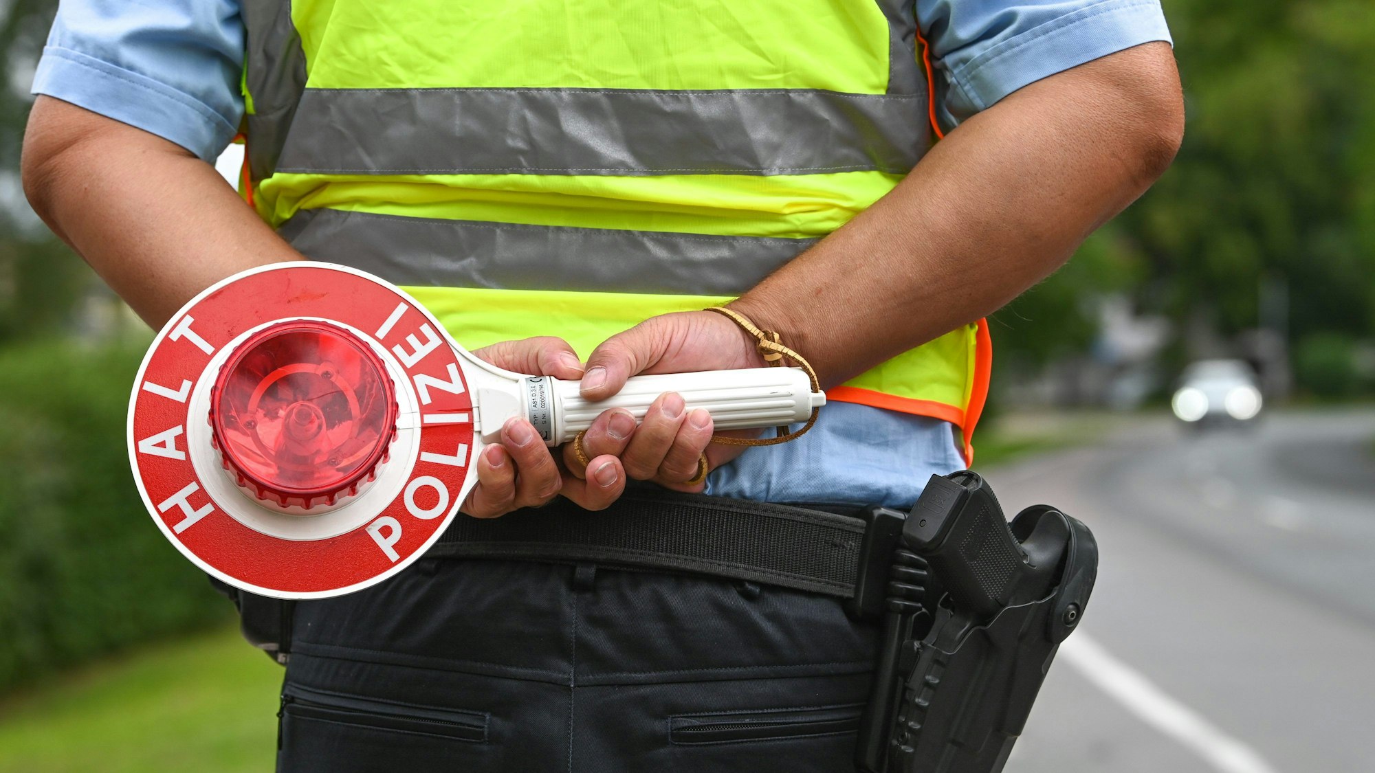 Eine Polizeikelle zum Herauswinken von Fahrzeugen bei einer Verkehrskontrolle.