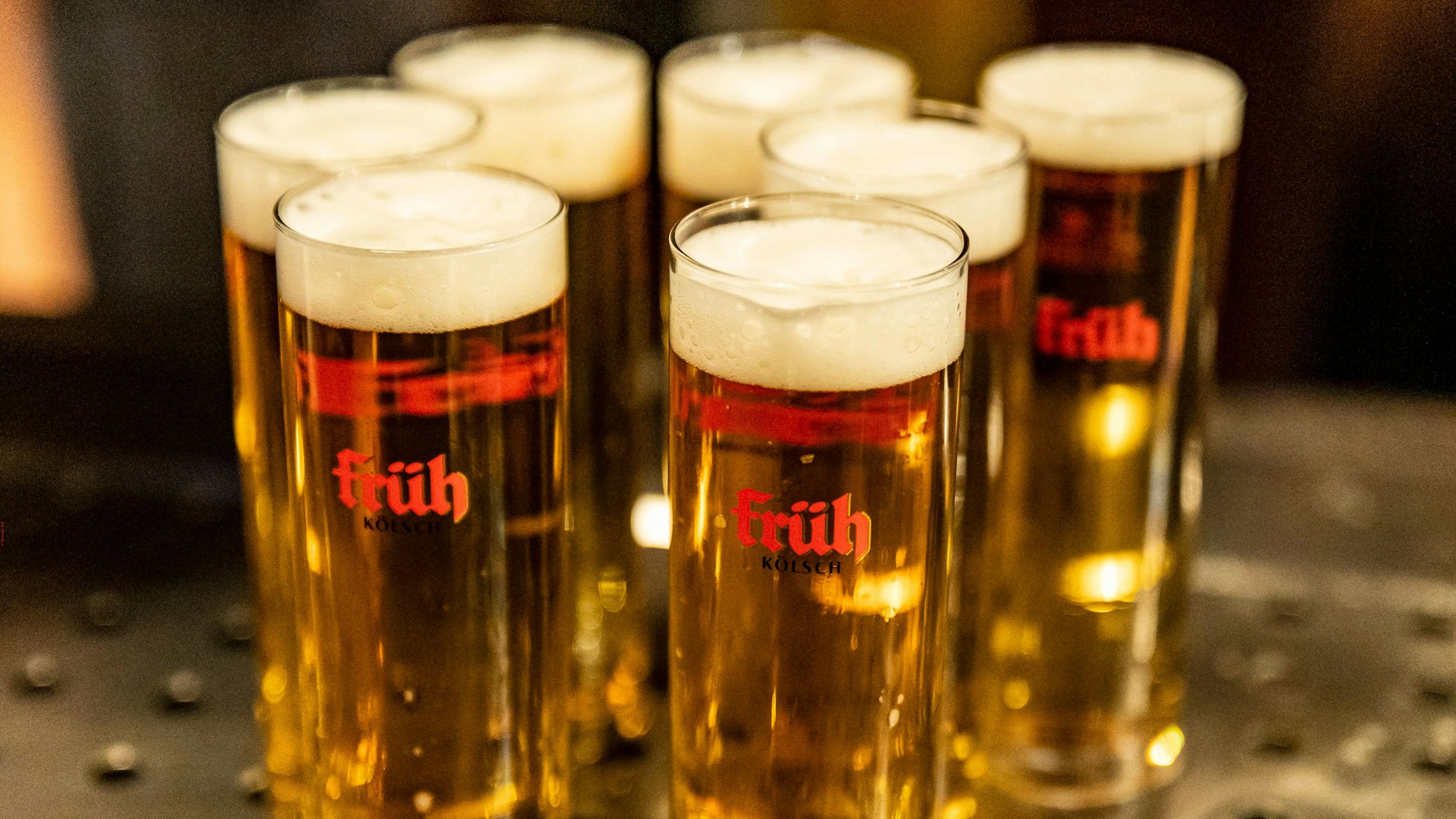 Mehrere Kölsch-Stangen im Brauhaus Früh am Dom in der Kölner Altstadt.