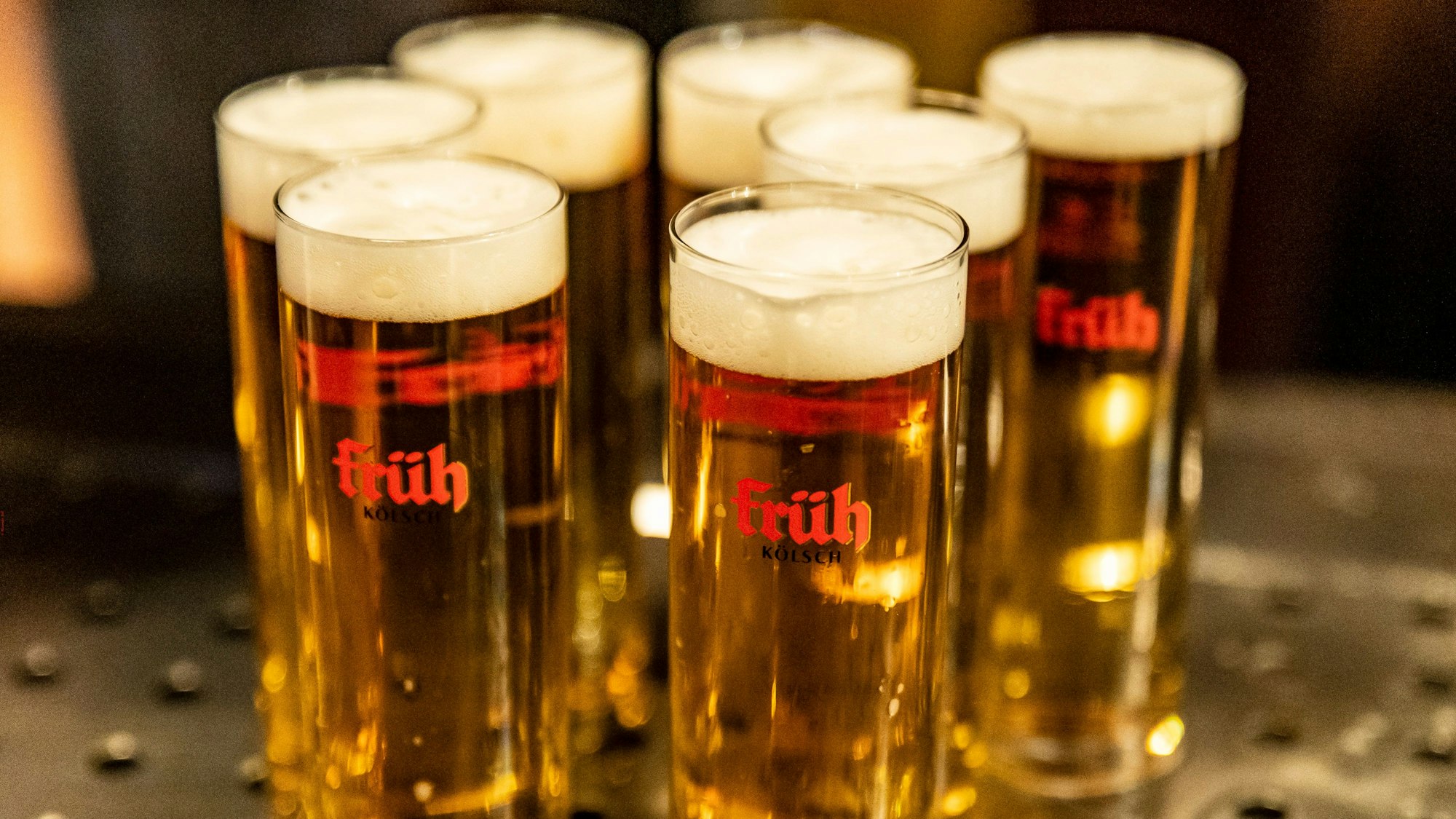 Gläse vom Früh Kölsch am Dom in der Kölner Altstadt. (Archivbild)