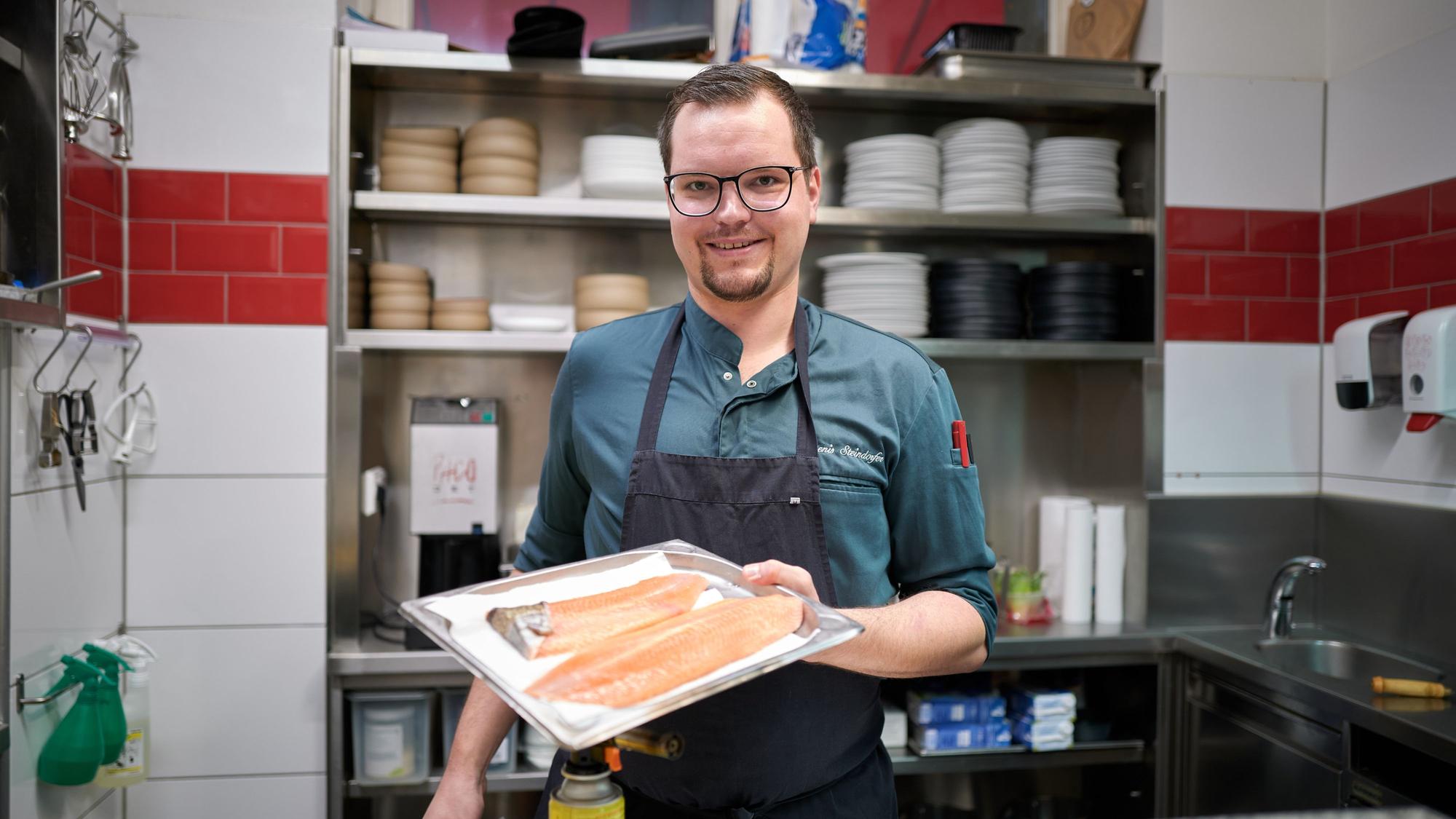 Gruber's Restaurant Küchenchef Denis Steindorfer mit Saibling in der Küche.
