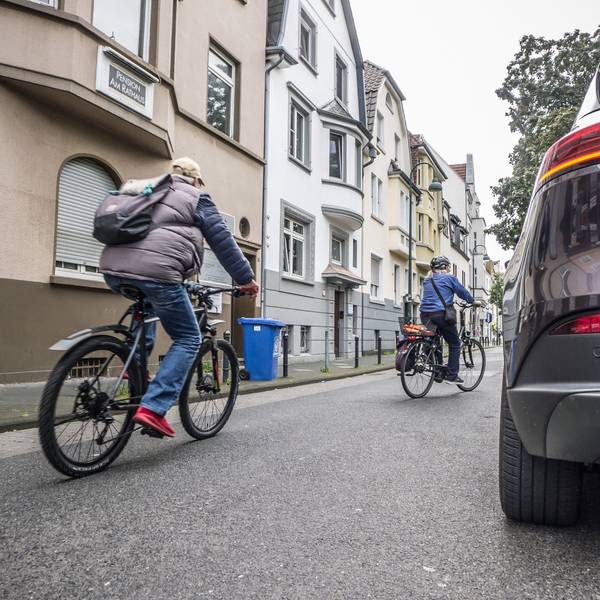 Die Dönhoffstraße sollte längst eine Fahrradstraße sein, auch Jahre nach dem beschluss sieht man davon nichts . Foto: Ralf Krieger