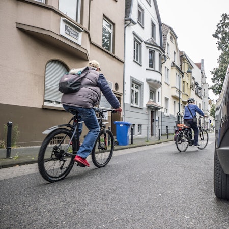 Die Dönhoffstraße sollte längst eine Fahrradstraße sein, auch Jahre nach dem beschluss sieht man davon nichts . Foto: Ralf Krieger