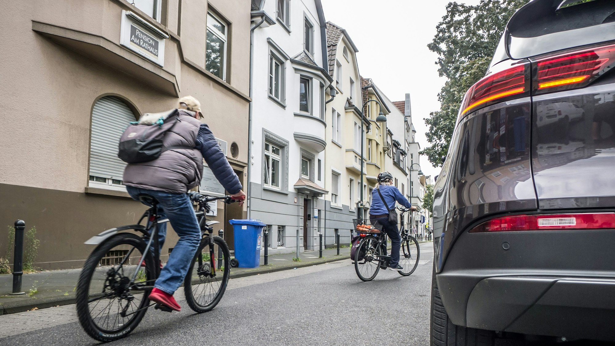 Die Dönhoffstraße sollte längst eine Fahrradstraße sein, auch Jahre nach dem beschluss sieht man davon nichts . Foto: Ralf Krieger