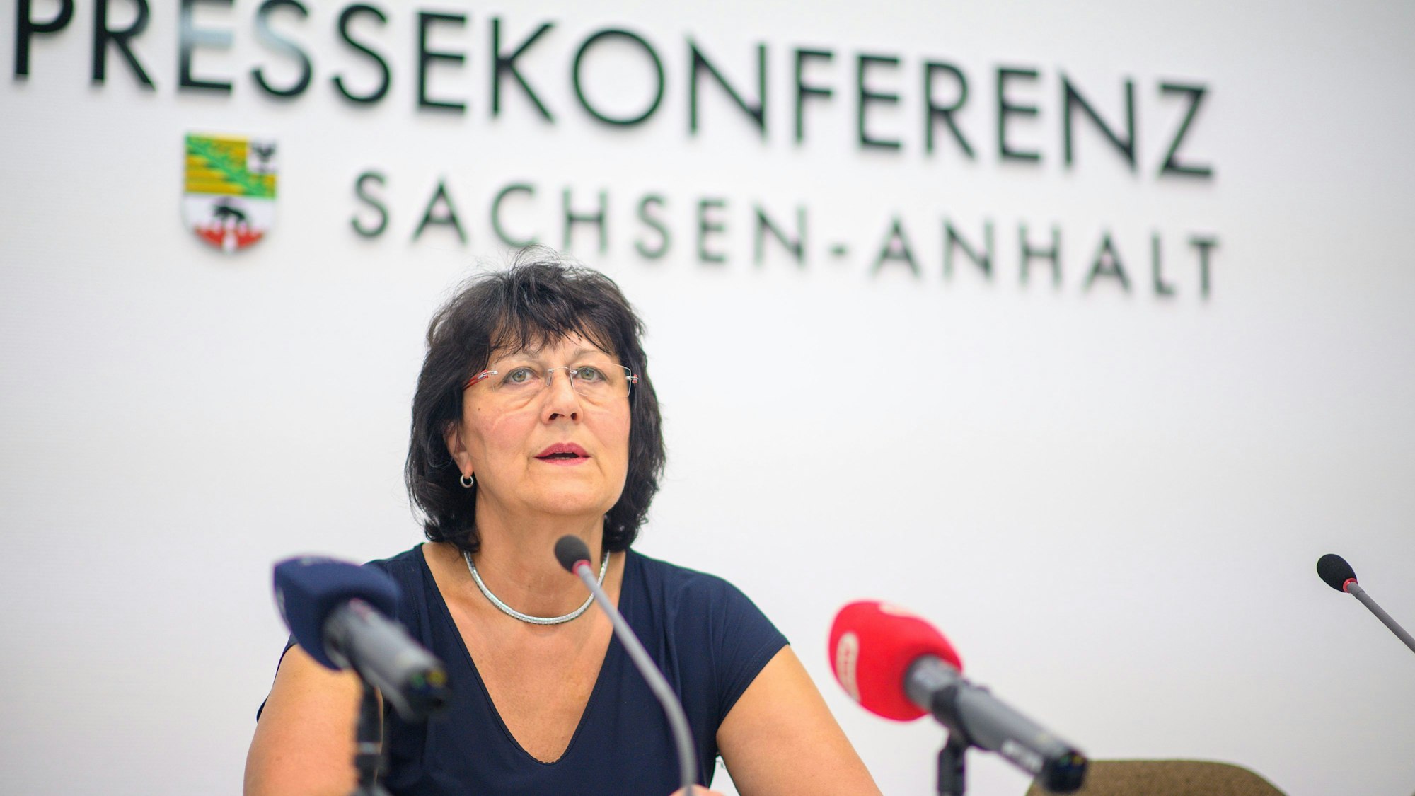 Eva Feußner (CDU), Bildungsministerin von Sachsen-Anhalt, spricht bei einer Pressekonferenz zum Start des neuen Schuljahres zu Medienvertretern. Sachsen-Anhalt untersagt die Nutzung sogenannter Gendersternchen und anderer Arten der Gender-Schreibweise an Schulen.