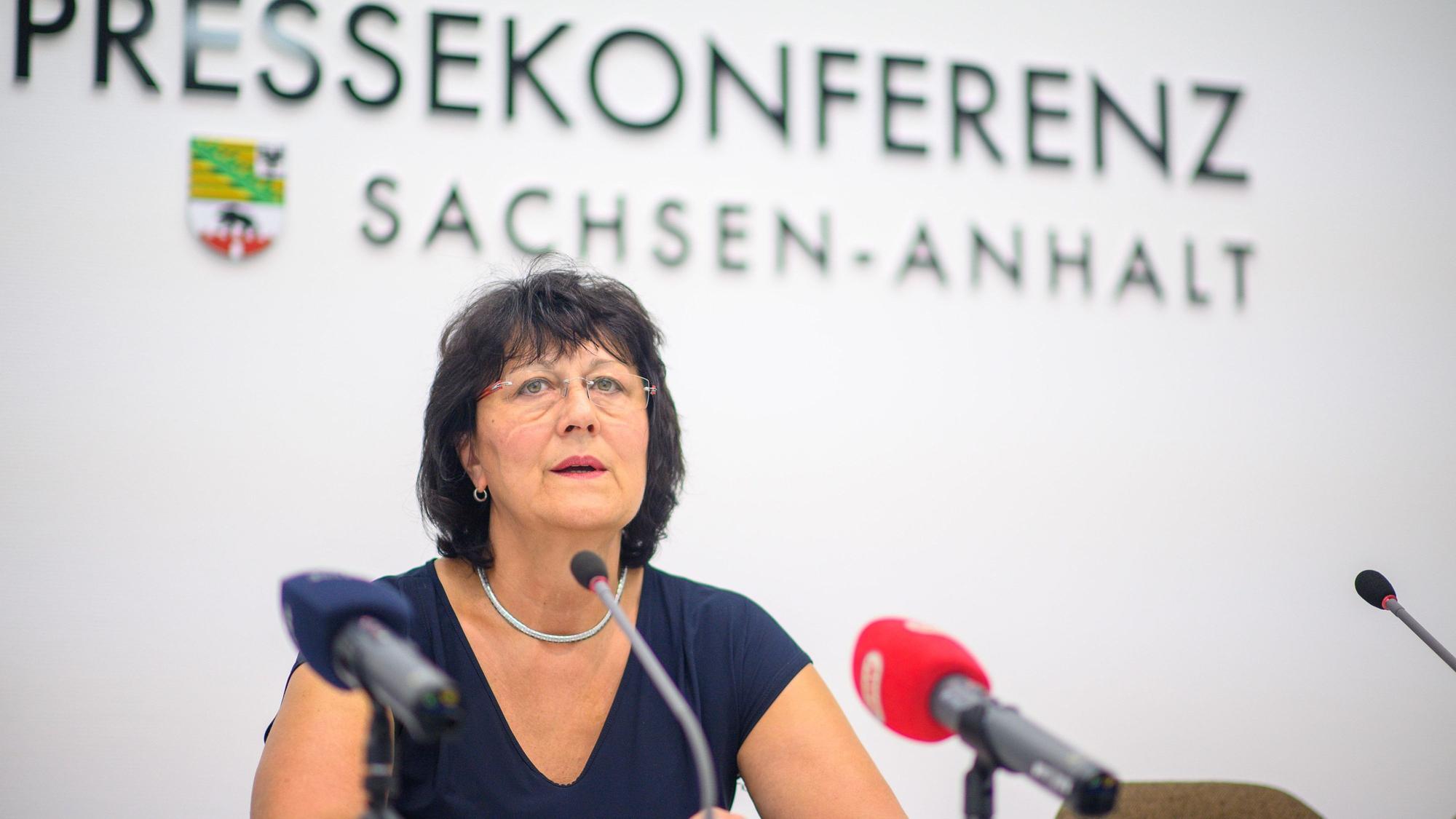 Eva Feußner (CDU), Bildungsministerin von Sachsen-Anhalt, spricht bei einer Pressekonferenz zum Start des neuen Schuljahres zu Medienvertretern. Sachsen-Anhalt untersagt die Nutzung sogenannter Gendersternchen und anderer Arten der Gender-Schreibweise an Schulen.