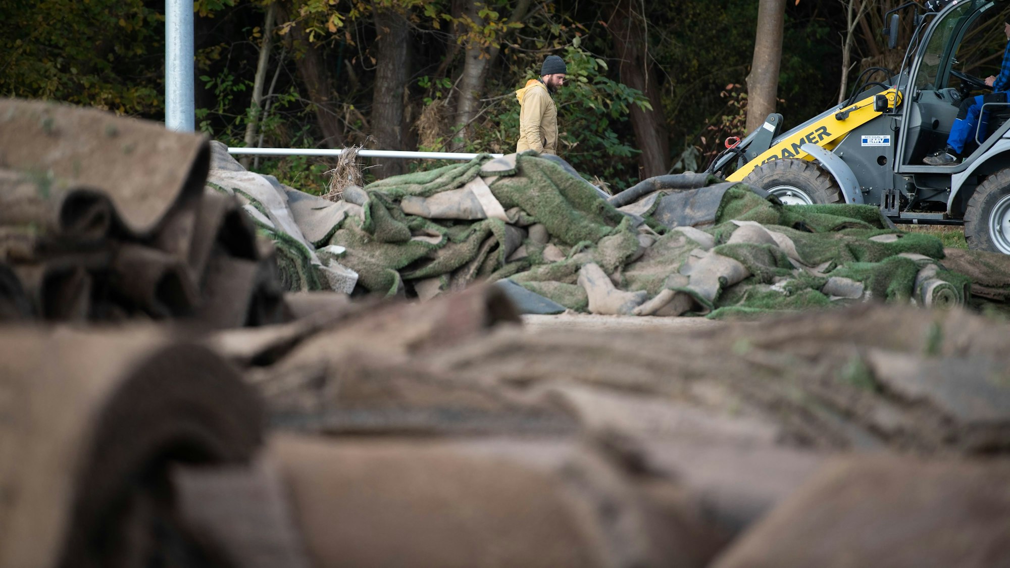 Das Bild zeigt den zerstörten Kunstrasenplatz in Roitzheim, der von einer Fachfirma entsorgt wird.