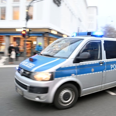 Ein Polizeiwagen fährt mit Blaulicht zu einem Einsatz.