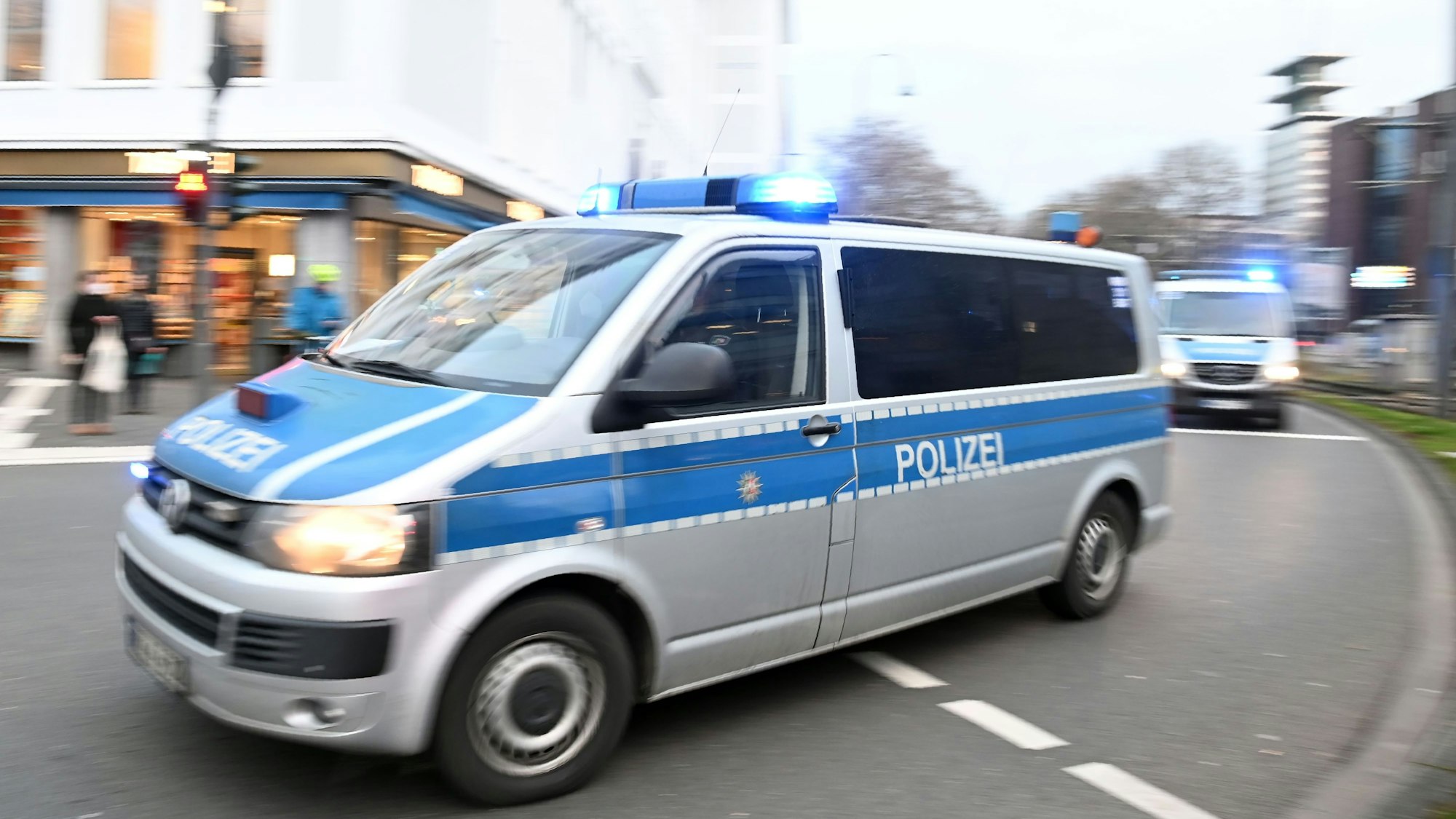 Ein Polizeiwagen fährt mit Blaulicht zu einem Einsatz.
