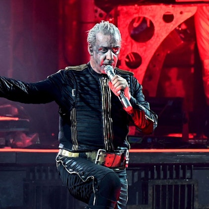 Sänger Till Lindemann bei einem Rammstein-Konzert in Düsseldorf am 18. Juni 2022. Am Freitag (10. November) tritt er mit seinem Solo-Projekt Lindemann in Düsseldorf auf.