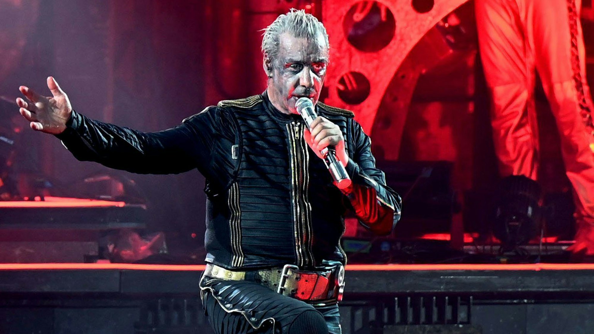 Till Lindemann bei einem Konzert im Juni 2022 in Düsseldorf. Gegen den Rammstein-Sänger haben mehrere Frauen teilweise schwere Kritik geäußert. (Archivbild)