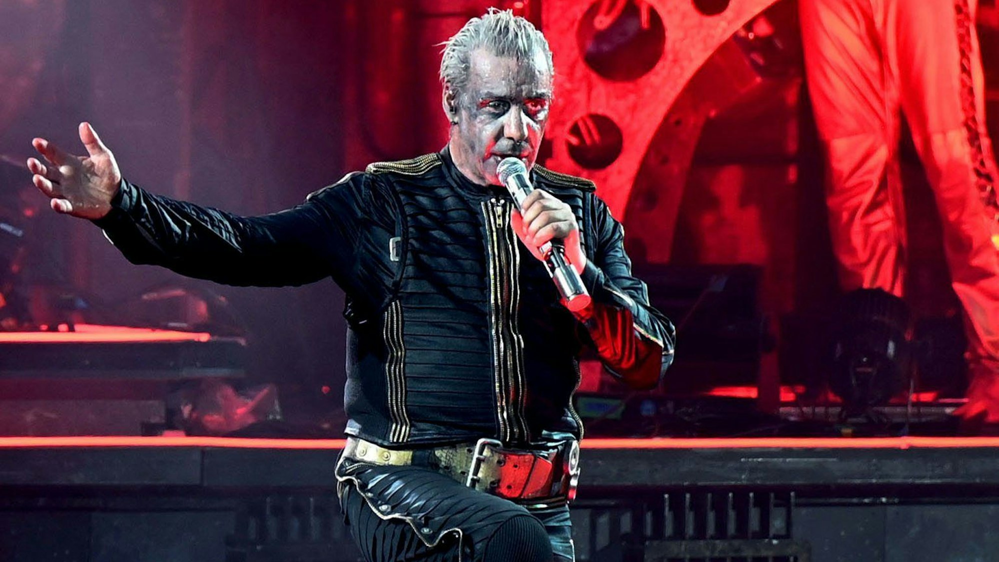 Sänger Till Lindemann bei einem Rammstein-Konzert in Düsseldorf am 18. Juni 2022. Am Freitag (10. November) tritt er mit seinem Solo-Projekt Lindemann in Düsseldorf auf.