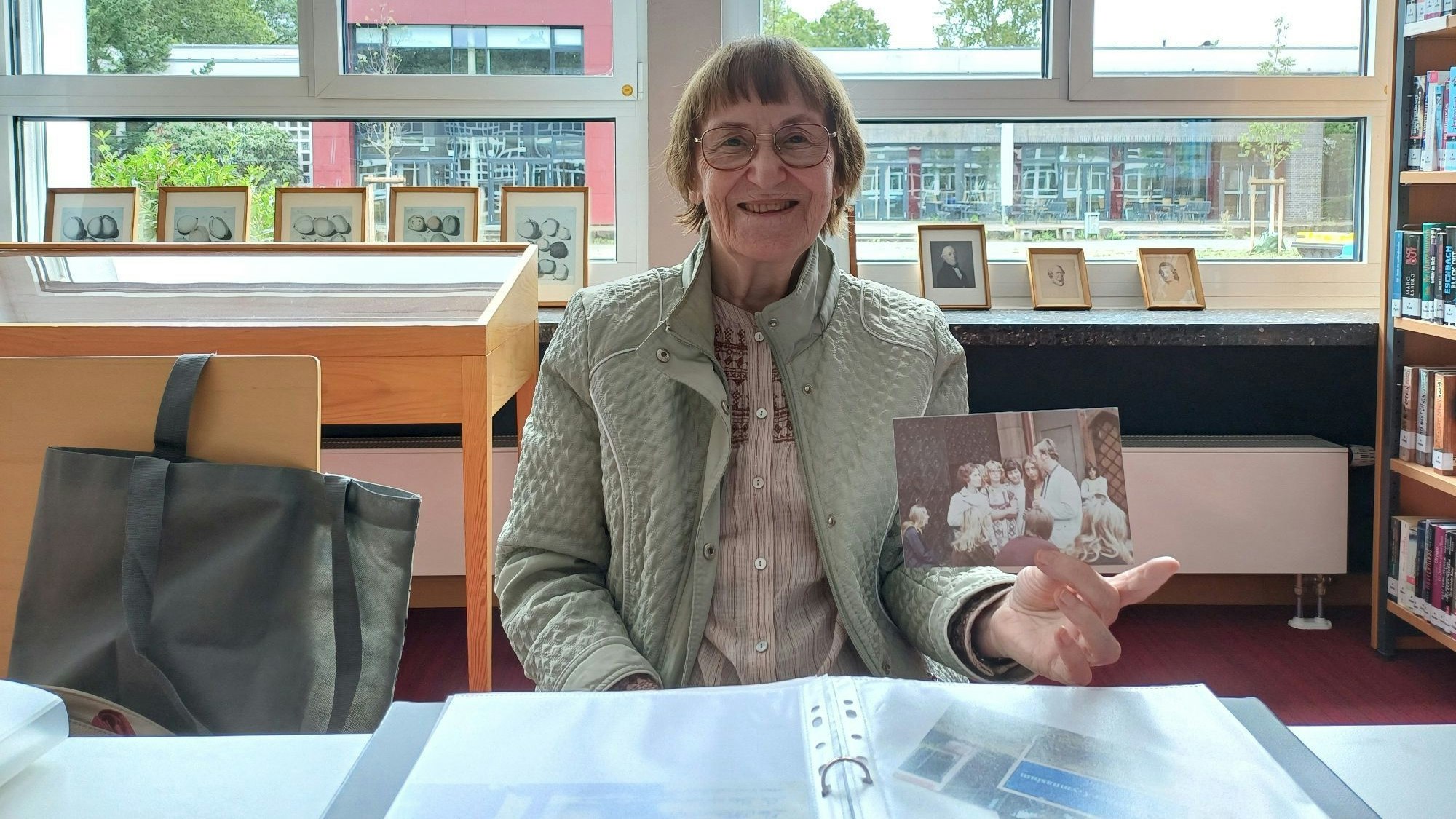 Magerete Kuckelberg, auch "Karate-Kucki" ,ehemalige Lehrerin, mit einem Foto aus ihrer Zeit als Lehrerin am Lise-Meitner-Gymnasium