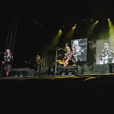 Boygenius live bei Way Out West 2023, Göteborg, Schweden Göteborg, Schweden. 12. August 2023. Die amerikanische Indie-Rock-Band Boygenius gibt ein Live-Konzert während des schwedischen Musikfestivals Way Out West 2023 in Göteborg. Hier sieht man Sänger und Musiker Julien Baker (m) live auf der Bühne mit Phoebe Bridgers (l) und Lucy Dacus (r).