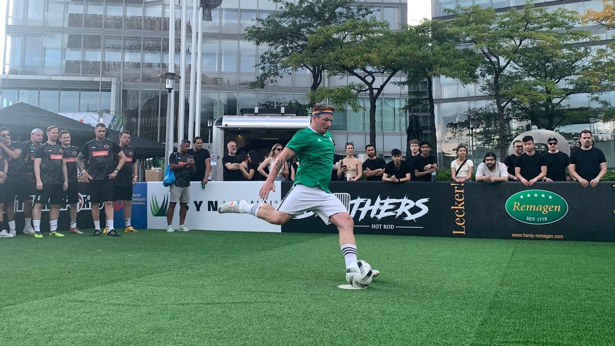 Einer der Fußball-Amateure tritt beim Gastro-Cup zum Elfmeter an.