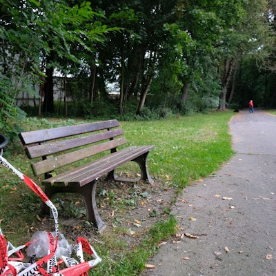 Absperrband der Polizei hängt nahe einer Bank im Stadtpark von Chemnitz (Symbolbild). In einem Park ist ein Mann von mehreren Vermummten schwer verletzt worden.