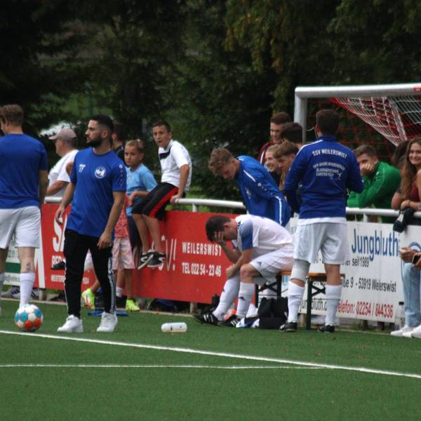 Weilerswists Spieler Felix Bonn vergräbt nach seiner erneuten schweren Verletzung den Kopf in den Händen.